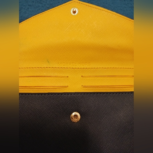 GUC Michael Kors Cardholder - Picture 5 of 8